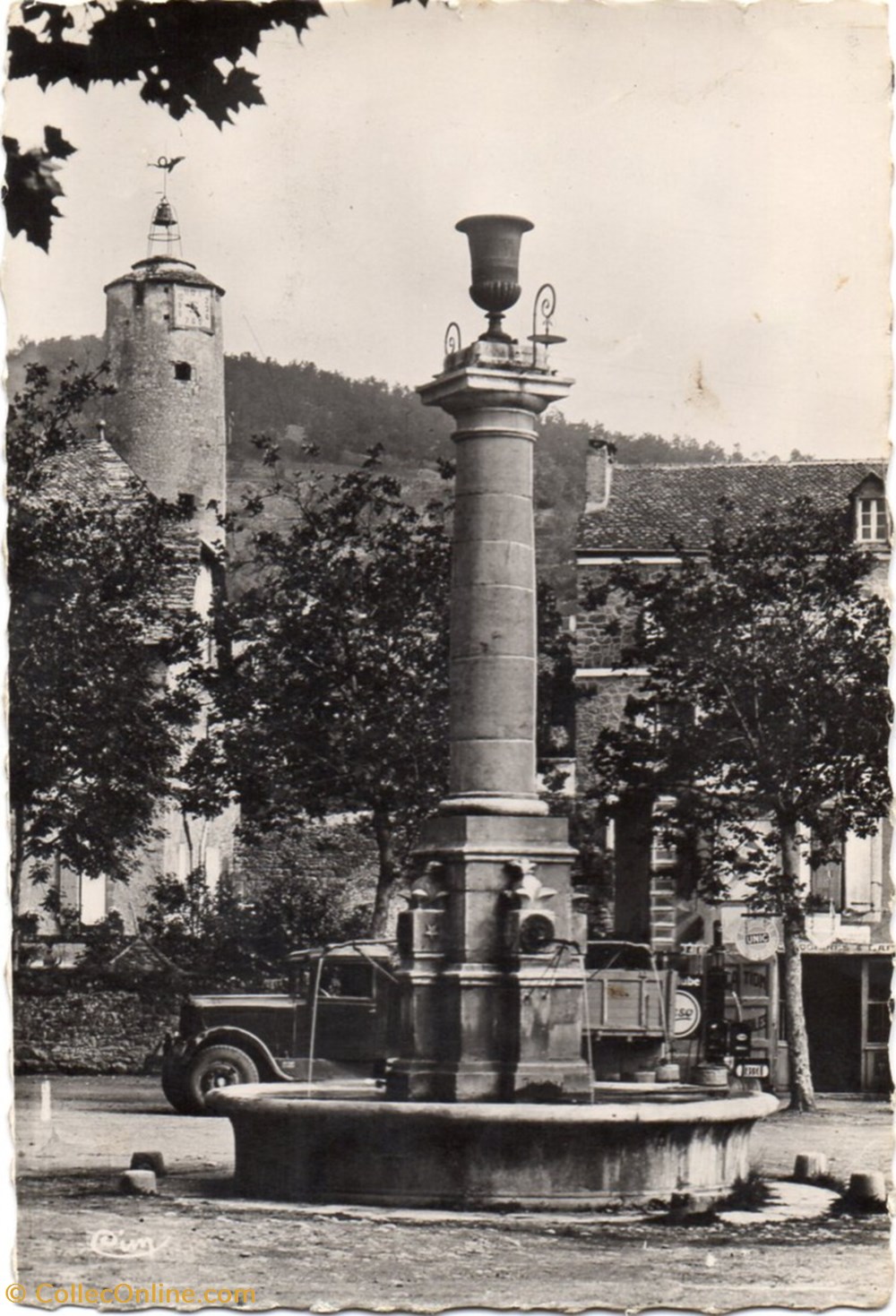 cartes postales europe france c03 la fontaine de la cour