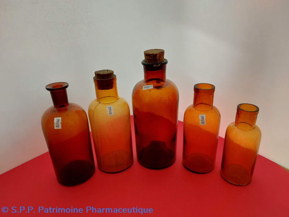 Lot de 5 bouteilles "anonymes" en verre ambré de différentes contenances . 5 science pharmacie lot de 5 bouteilles anonymes en verre ambre de differentes contenances
