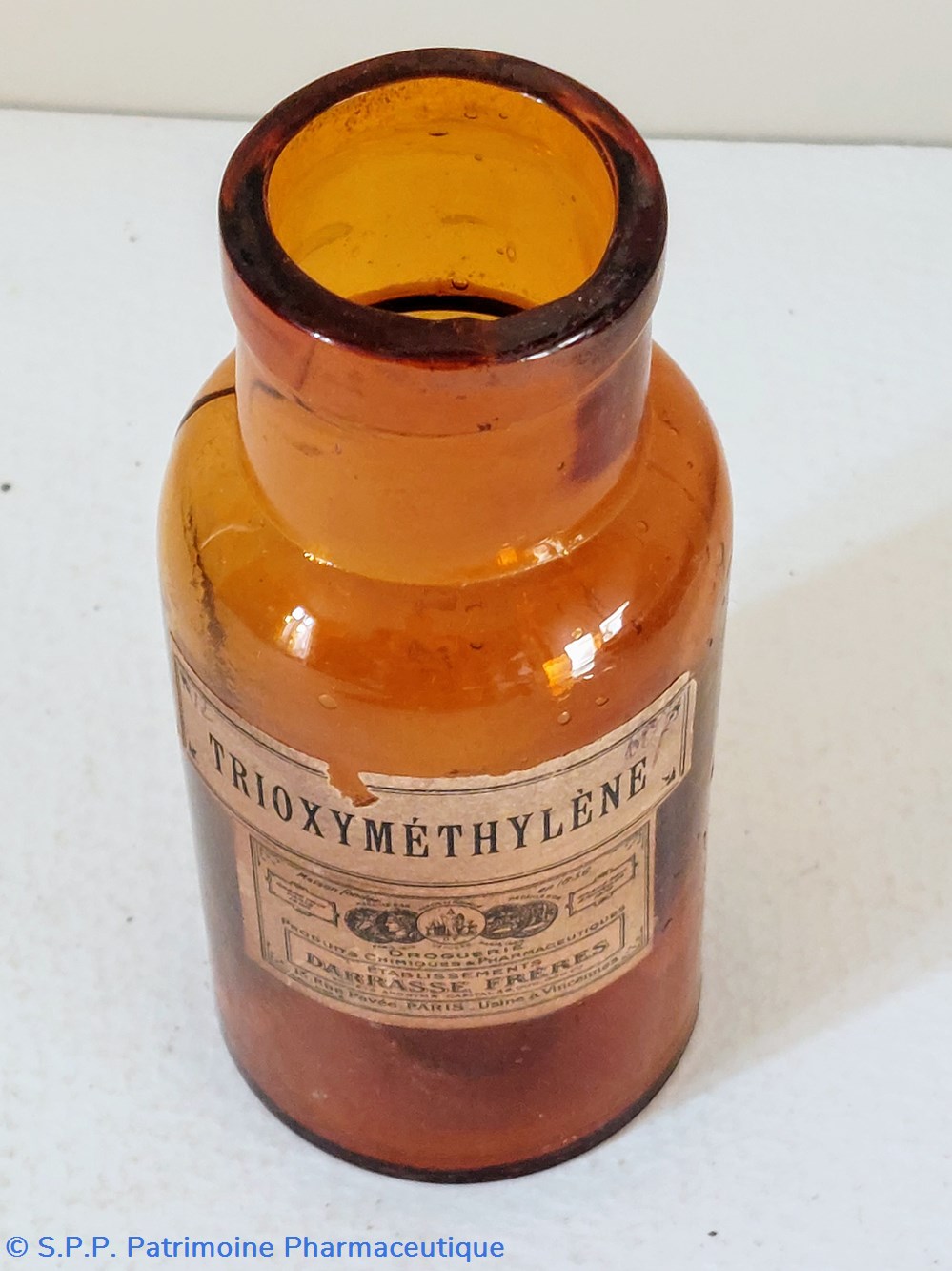 TRIOXYMETHYLENE / Flacon verre ambré 10 cm 6 science pharmacie trioxymethylene flacon verre ambre 10 cm