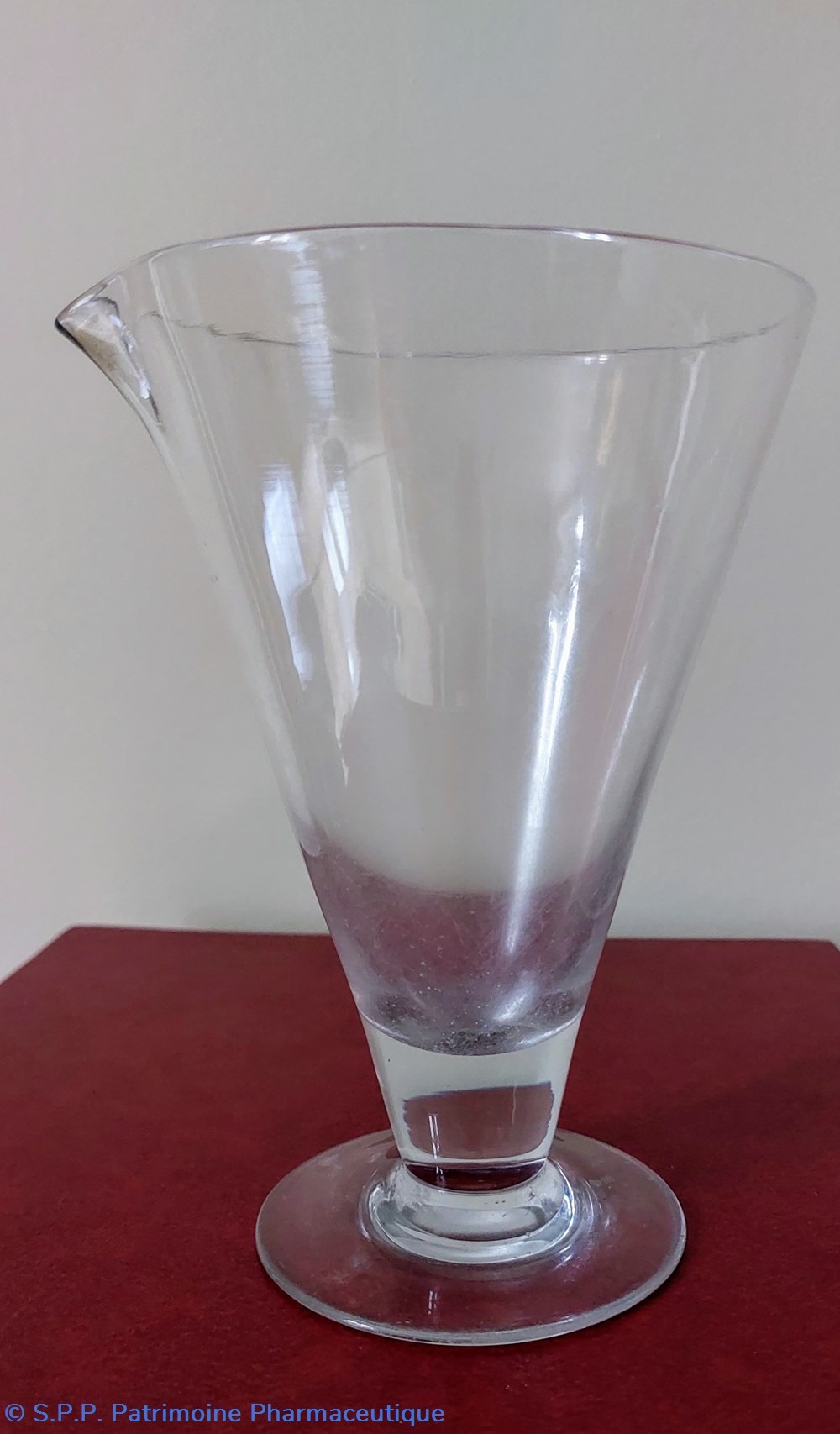 Verre évasé à bec verseur sur pied science pharmacie verre evase a bec verseur sur pied