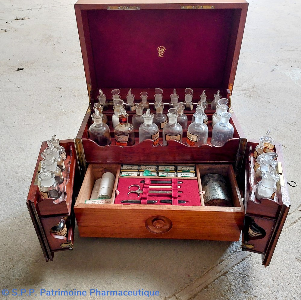 Pharmacie portative de voyage / coffret acajou complet 2 science pharmacie portative de voyage coffret acajou complet