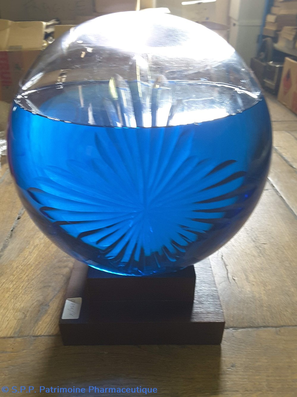science pharmacie boule decorative en cristal bleue