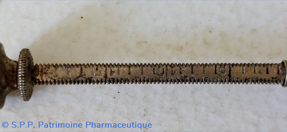 Seringue métal /corps en verre /piston gradué 2 science pharmacie seringue metal corps en verre piston gradue