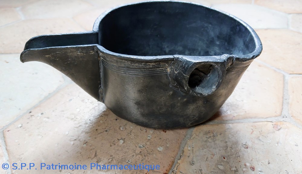 science pharmacie couloire ancien en etain diametre 15 cm env