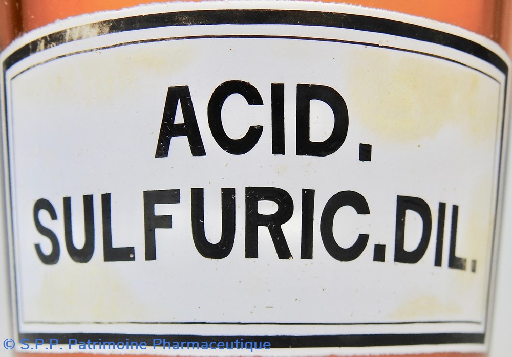 Flacon de pharmacie en verre ambré moyen modèle à étiquette blanche et noire 2 science flacon de pharmacie en verre ambre moyen modele a etiquette blanche et noire