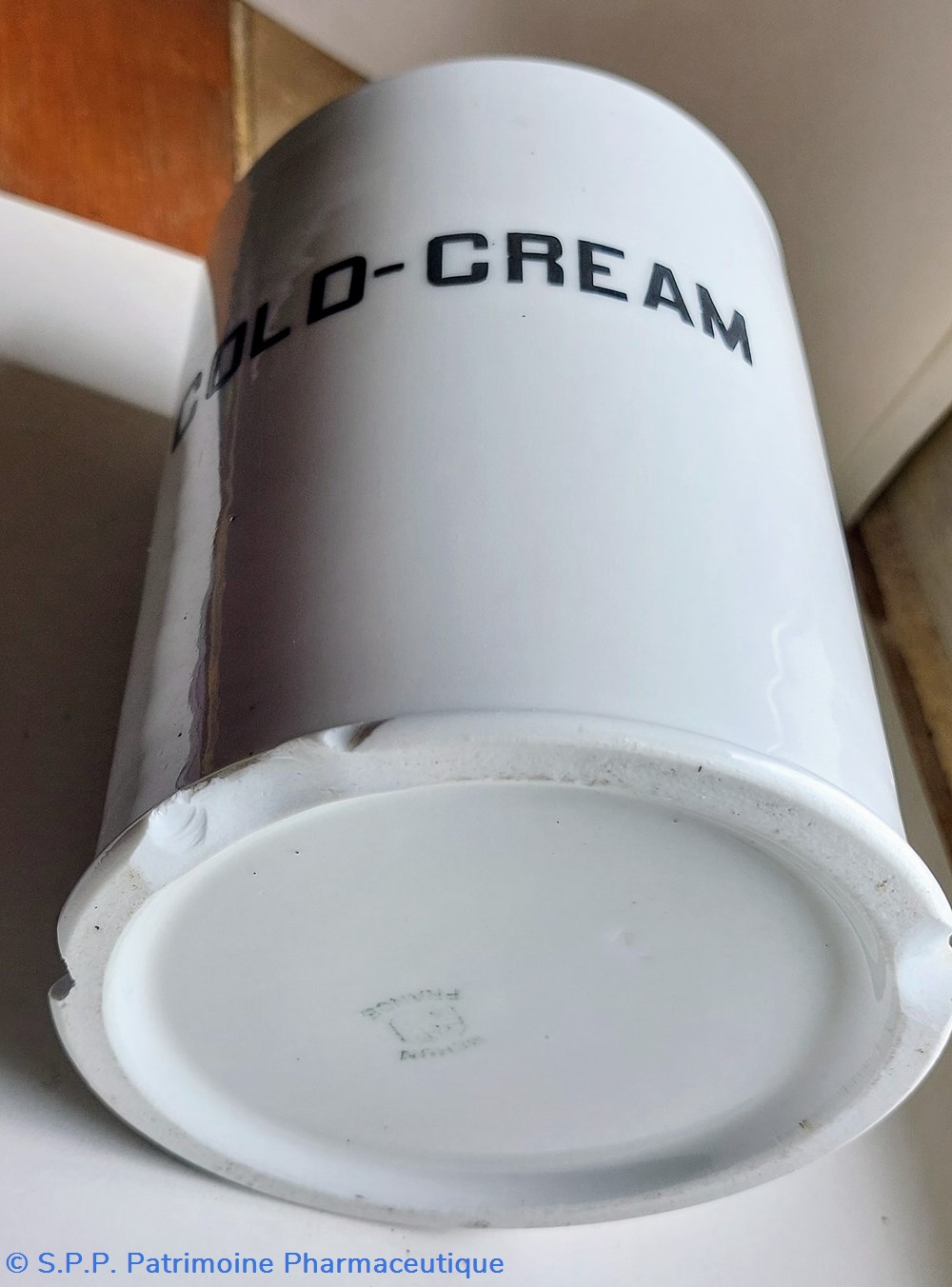 science cold cream pot de pharmacie
