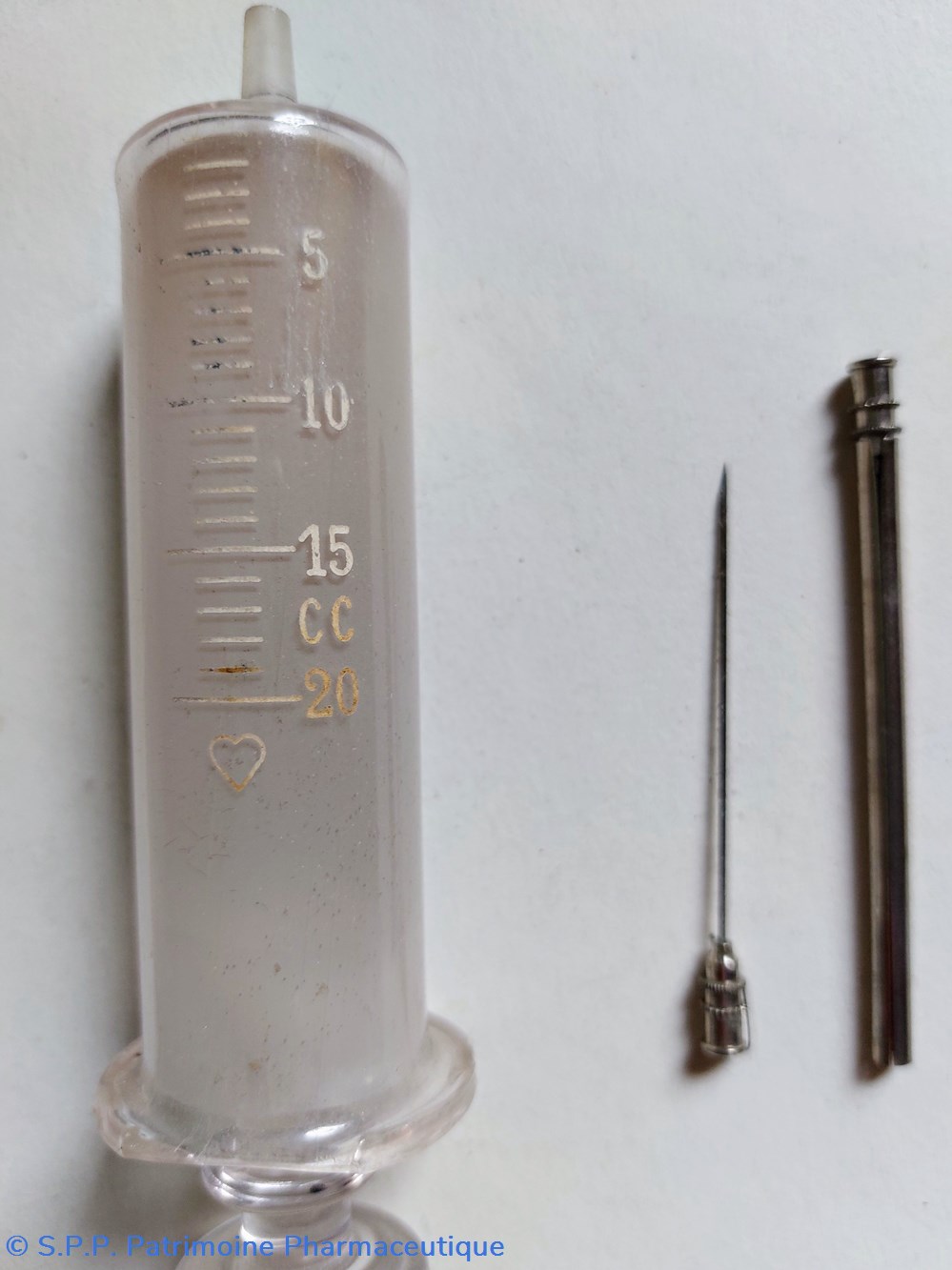 Seringue 0 à 20 Cc dans boîtier métal 2 science pharmacie seringue 0 a 20 cc dans boitier metal
