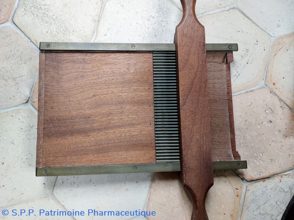 Pilulier ancien en bois et laiton science pharmacie pilulier ancien en bois et laiton