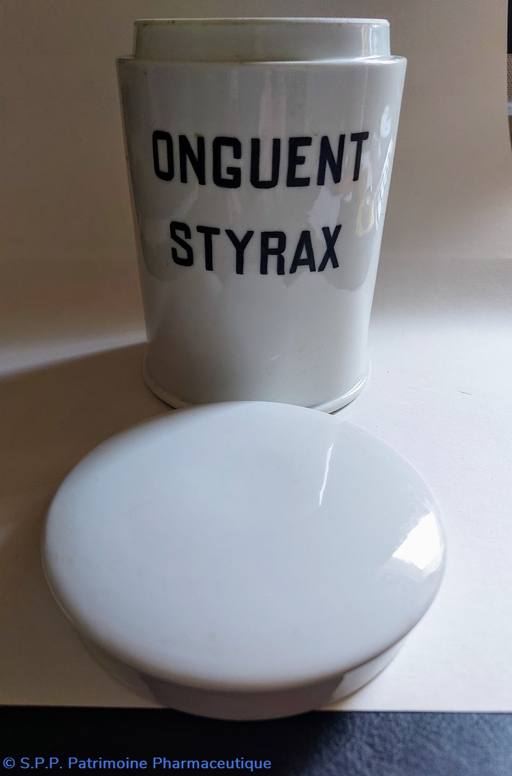 science onguent styrax pot de pharmacie