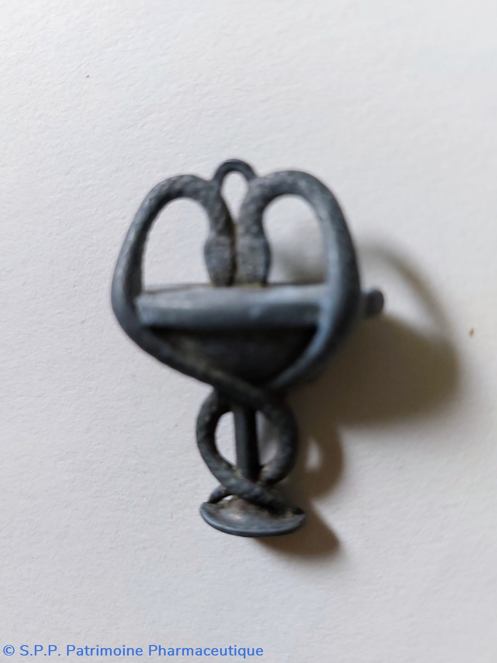 Caducée en alliage petit format 4 *3 cm 2 science pharmacie caducee en alliage petit format 4 3 cm