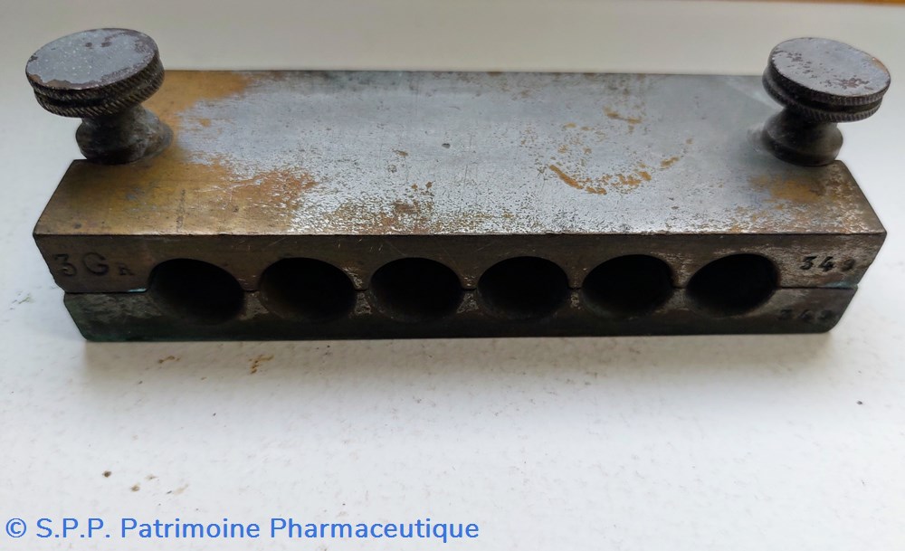 Moule en laiton 6 suppositoires 349 - 3 G science pharmacie moule en laiton 6 suppositoires 349 3 g