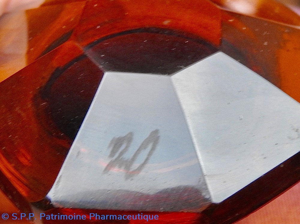 science flacon de pharmacie en verre ambre moyen modele a etiquette blanche et noire
