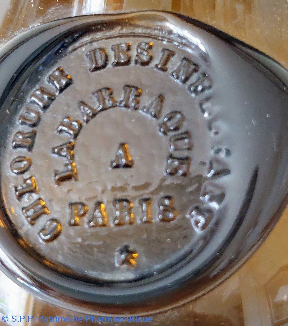 science pharmacie bouteille basse en verre fume chlorure desinfectant