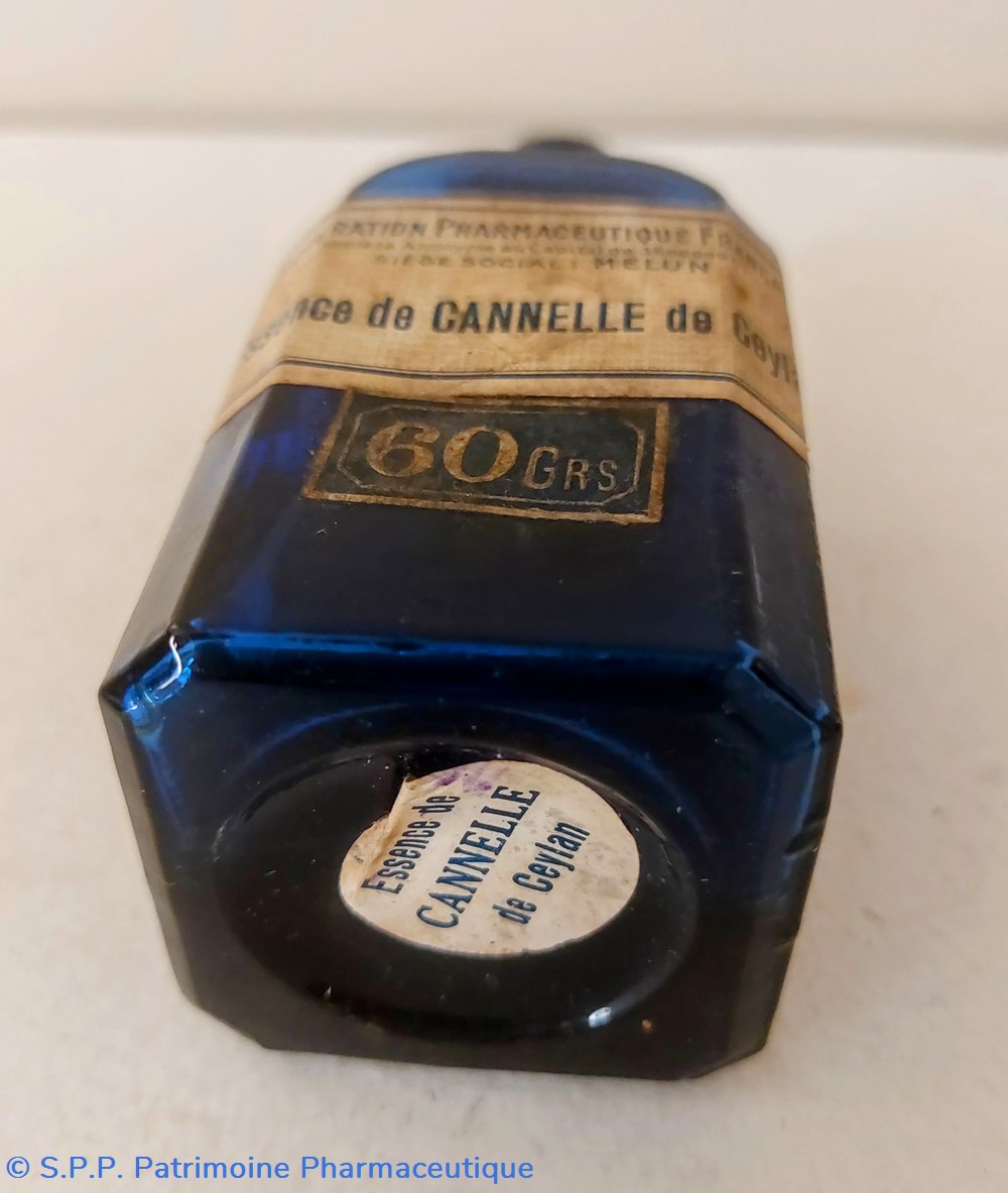 science pharmacie bleu bouteille base carree ess de cannelle