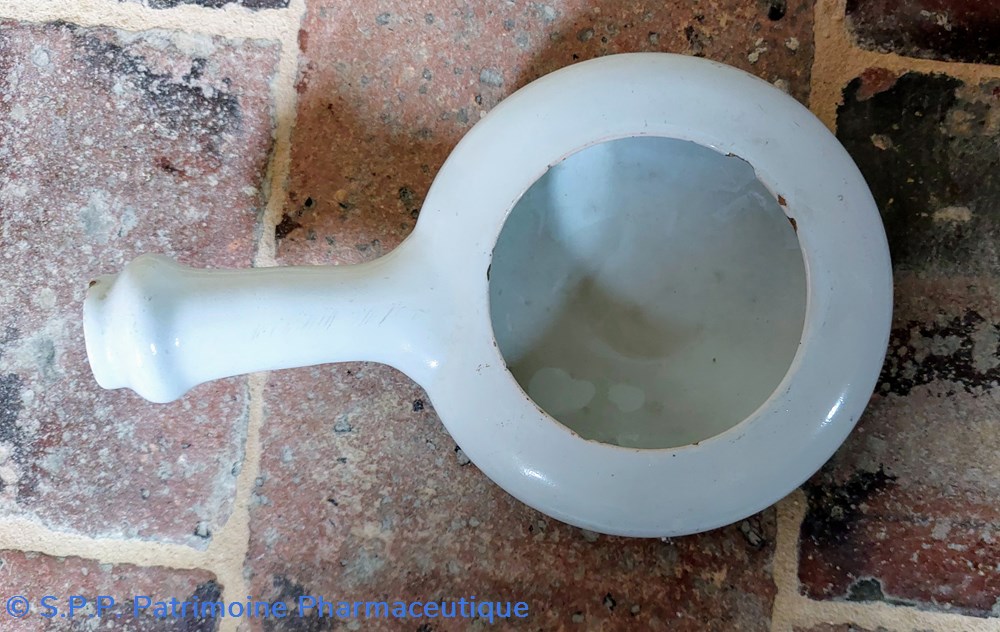 science pharmacie crachoir en faience blanche