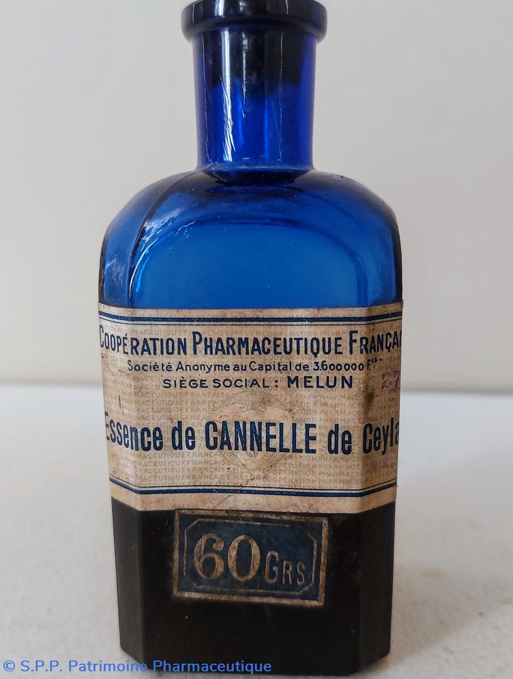 science pharmacie bleu bouteille base carree ess de cannelle