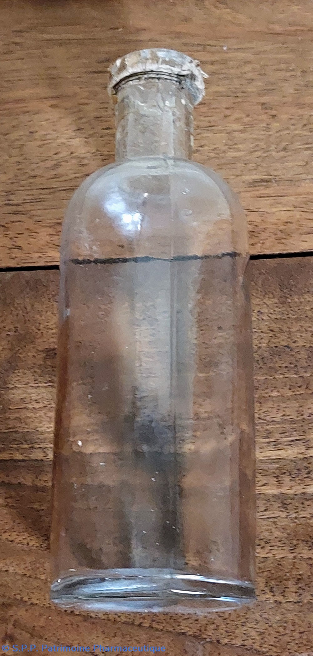 13 - Flacon cylindrique forme bouteille en verre 3 science pharmacie 13 flacon cylindrique forme bouteille en verre