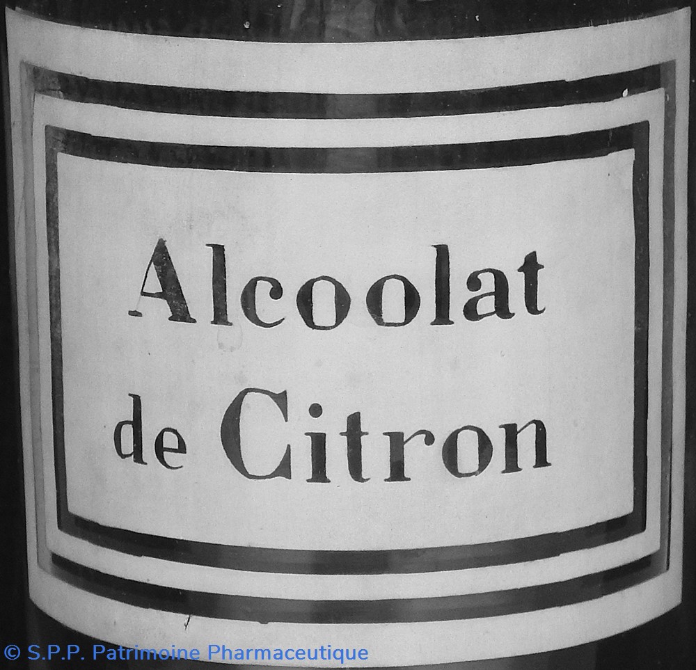 Flacon en verre petit modèle étiquette blanche Pharmacie RAVASSE 2 science flacon en verre petit modele etiquette blanche pharmacie ravasse