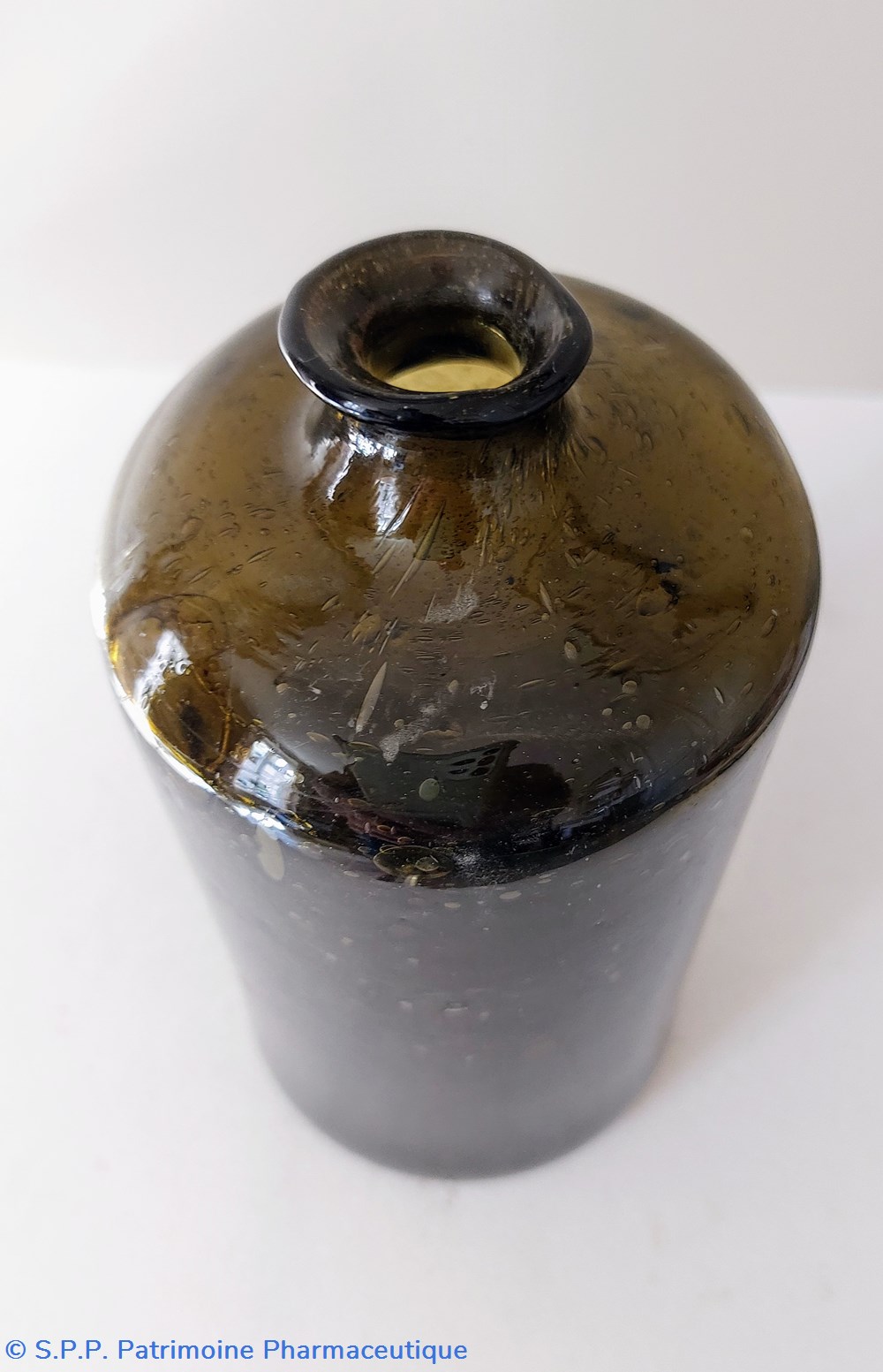 science pharmacie bouteille avec petit goulot en verre fume et bulle
