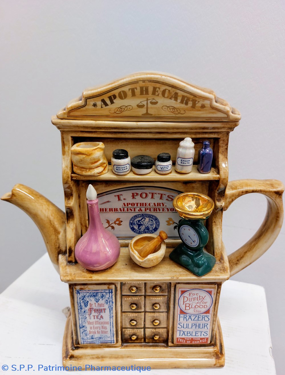 Pharmacie en faïence / théière de collection 3 objets publicitaires pharmacie en faience theiere de collection