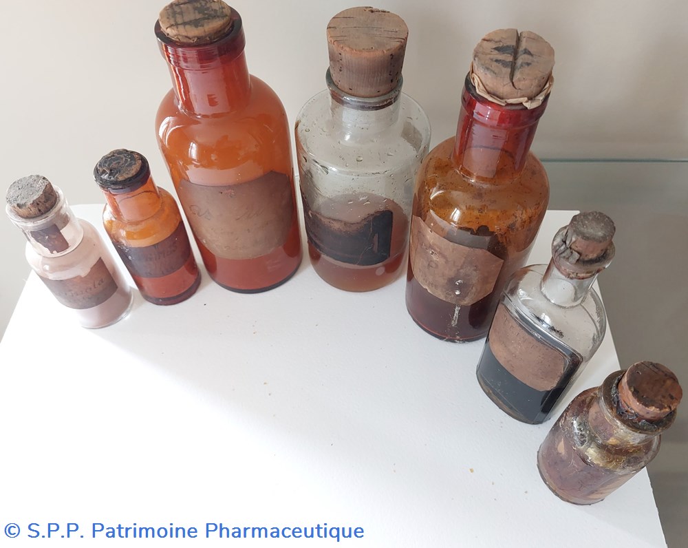 science lot de 7 flacons de pharmacie etiquettes illisibles