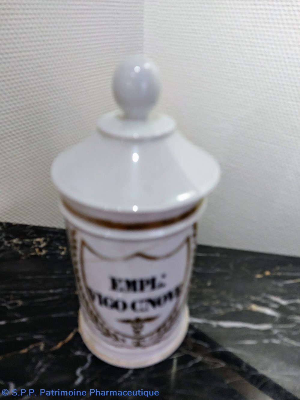 science pharmacie pot faience blanche empl vigo c nove
