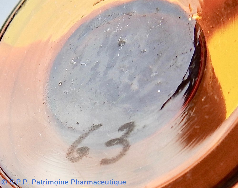 Flacon de pharmacie en verre ambré moyen modèle à étiquette blanche et rouge, forme bouteille 4 science flacon de pharmacie en verre ambre moyen modele a etiquette blanche et rouge forme bouteille