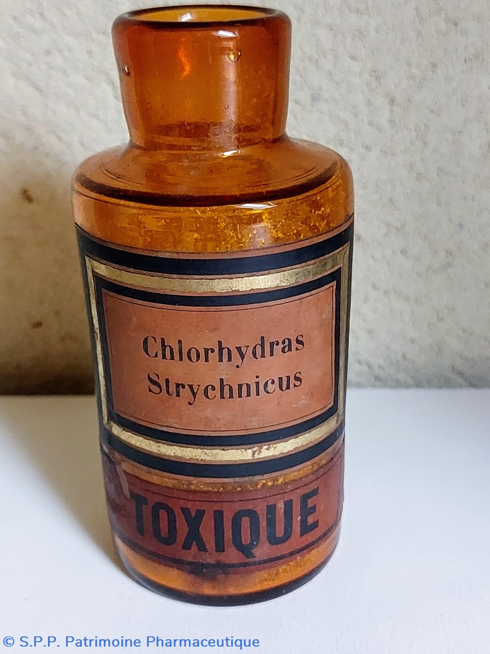 science pharmacie flacon en verre ambre 11 5 chlorhydras strychnicus