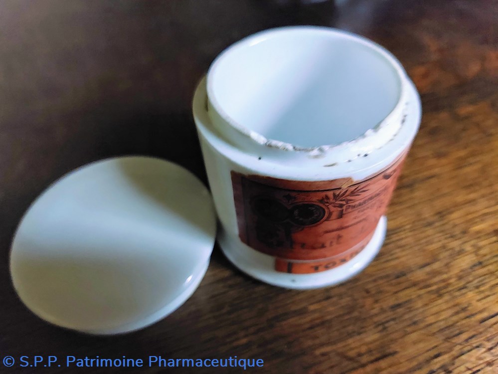 science pharmacie pot a onguent ceramique extrait aconit