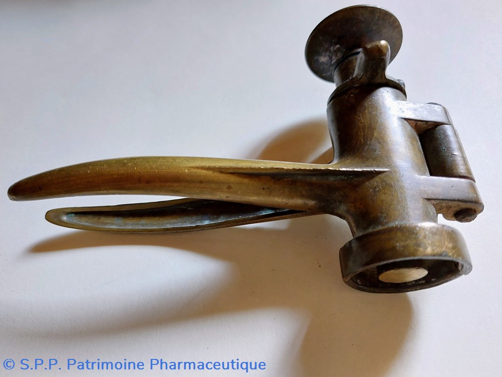 Bouchonneuse ou Bouche- bouteilles en laiton 2 science pharmacie bouchonneuse ou bouche bouteilles en laiton
