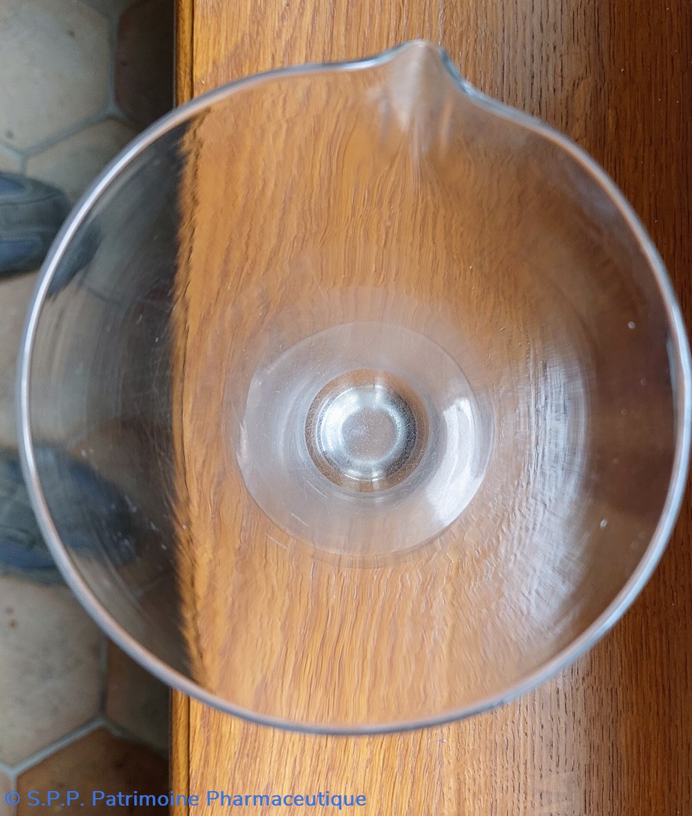 Verre évasé à bec verseur sur pied 3 science pharmacie verre evase a bec verseur sur pied