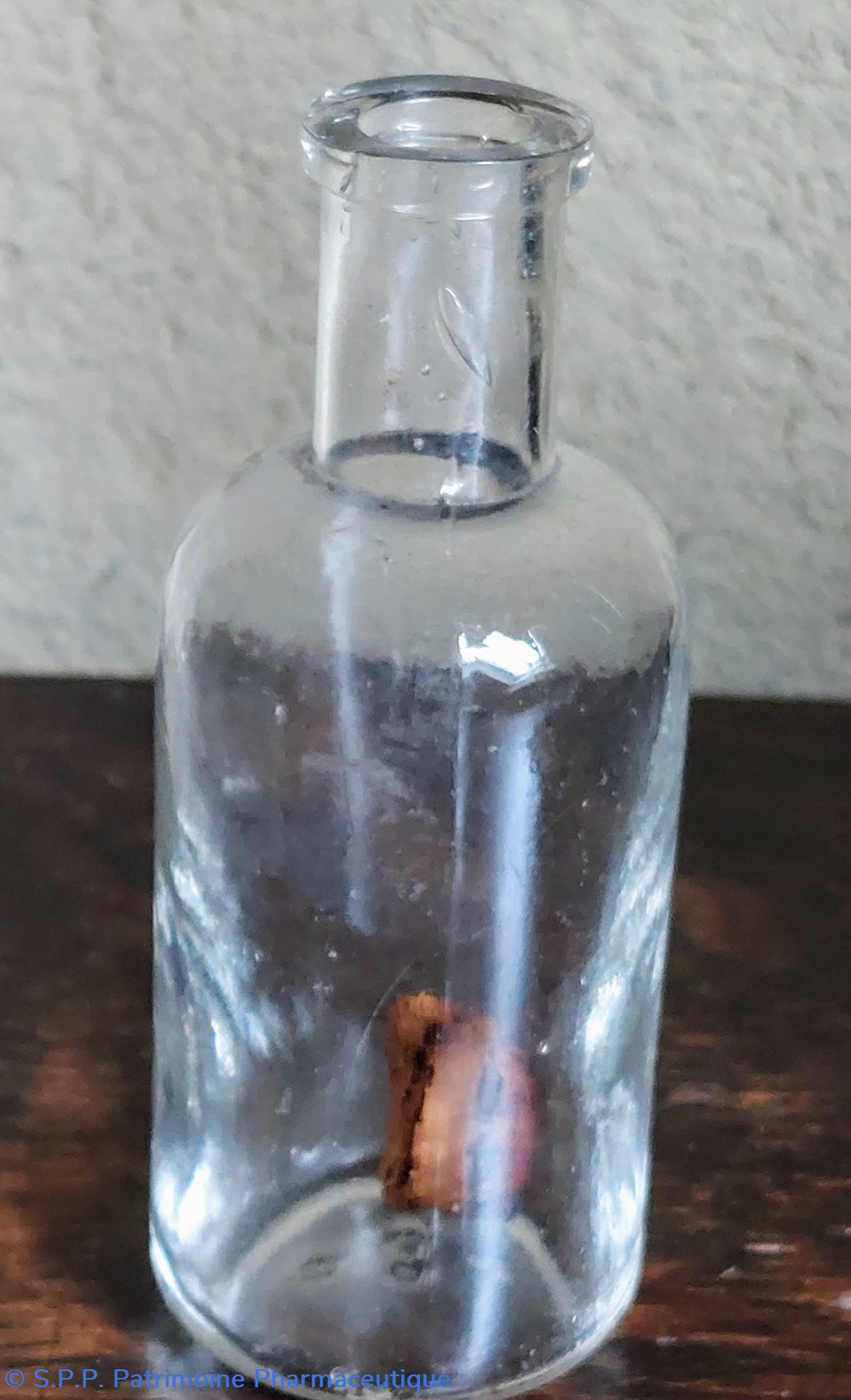 9 - Petit flacon cylindrique forme bouteille science pharmacie 9 petit flacon cylindrique forme bouteille