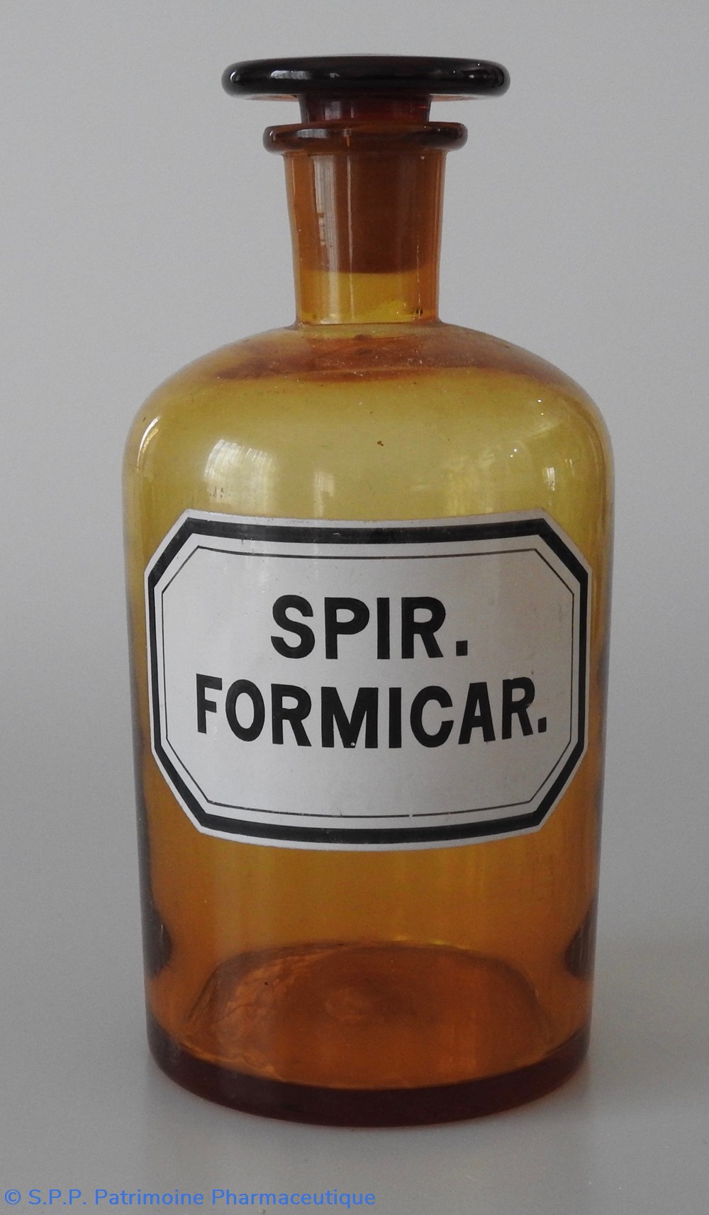 Flacon de pharmacie Moyen modèle en verre ambré avec étiquette à lettres noires sur fond blanc science flacon de pharmacie moyen modele en verre ambre avec etiquette a lettres noires sur fond blanc