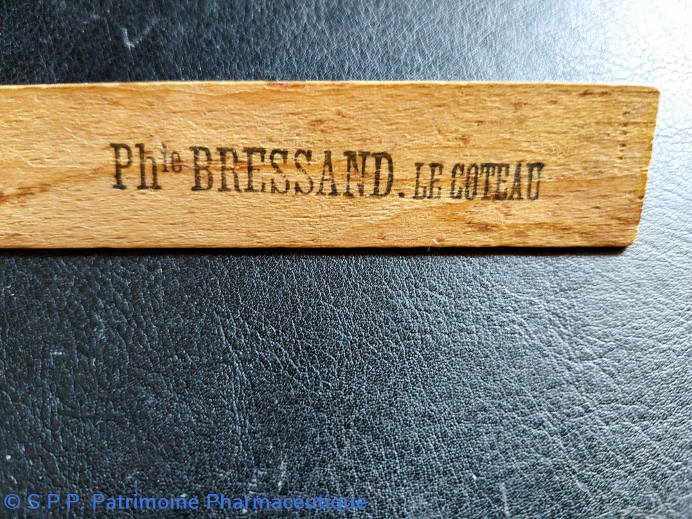 Phie BRESSAND Double décimètre en bois 2 objets publicitaires phie bressand double decimetre en bois