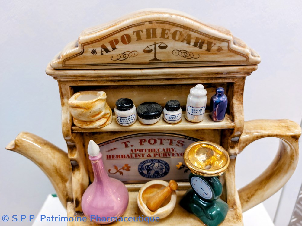 Pharmacie en faïence / théière de collection 2 objets publicitaires pharmacie en faience theiere de collection