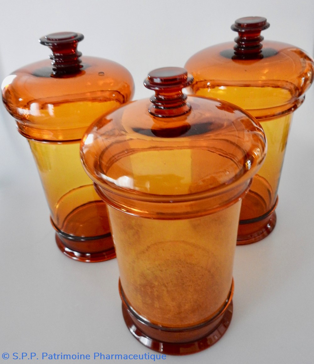 POTS de PHARMACIE COUVERTS en verre ambré .Série de 3 2 science pots de pharmacie couverts en verre ambre serie de 3