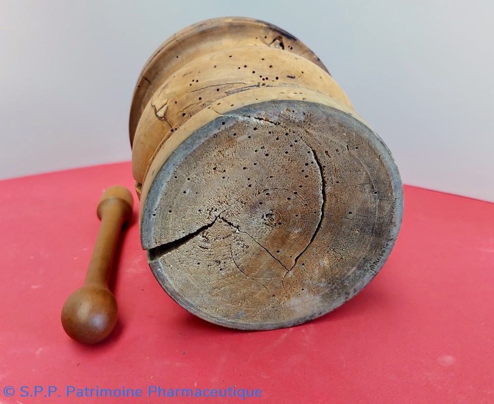 science pharmacie mortier en bois avec un pilon