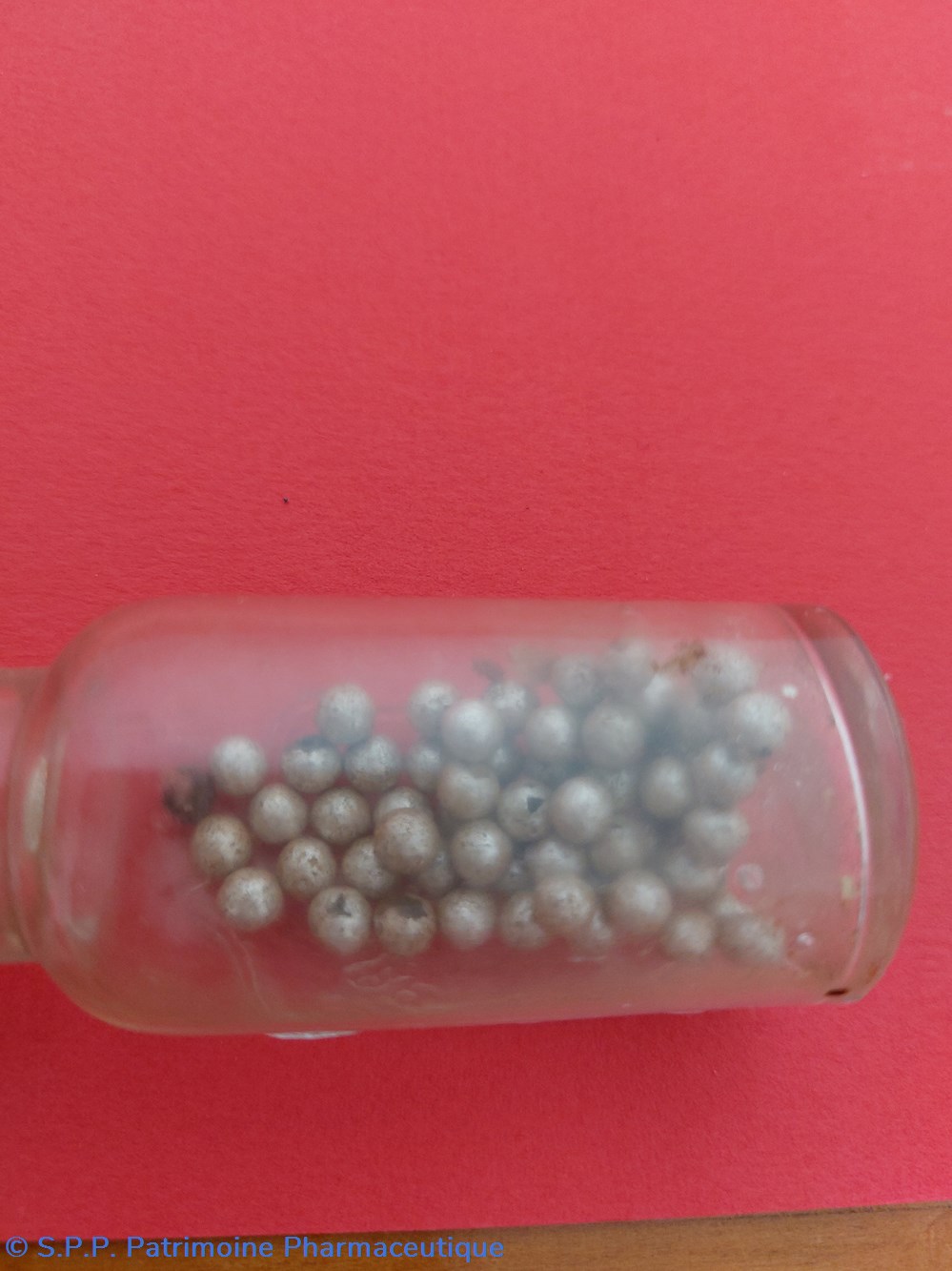 science pharmacie pillules argentees