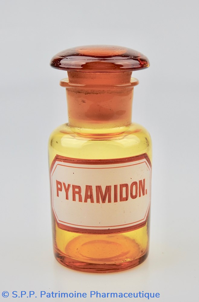 Flacon de pharmacie en verre ambré petit modèle à étiquette blanche et rouge science flacon de pharmacie en verre ambre petit modele a etiquette blanche et rouge
