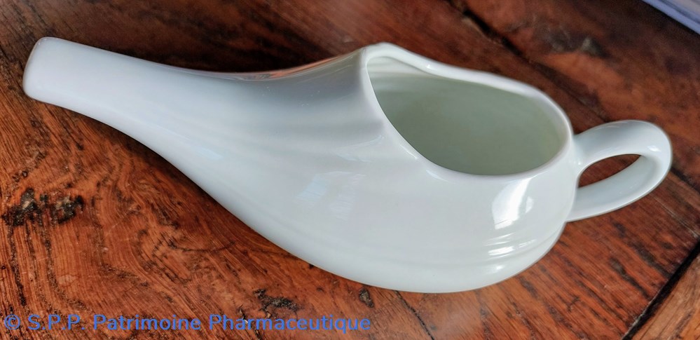 science pharmacie canard ou biberon de malade en porcelaine