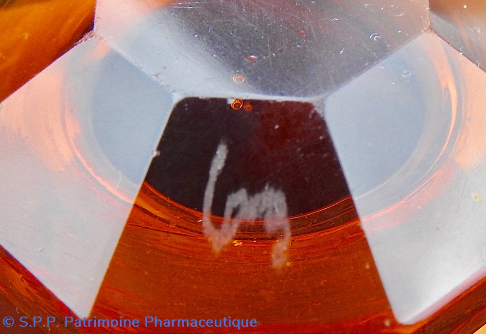 Flacon de pharmacie en verre ambré moyen modèle à étiquette blanche et noire 3 science flacon de pharmacie en verre ambre moyen modele a etiquette blanche et noire