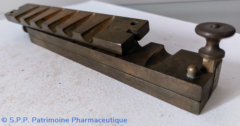 science pharmacie moule 12 suppositoires en laiton