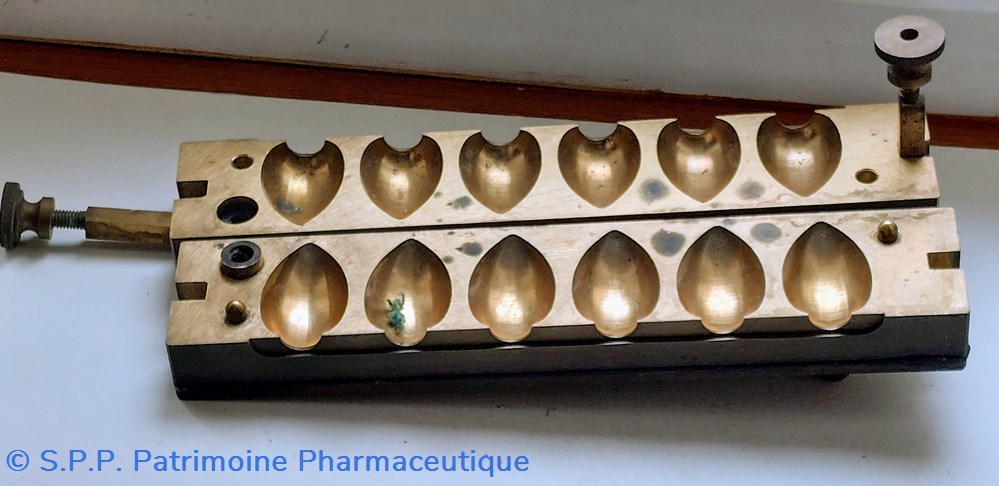 Moule 61 D en laiton 6 suppositoires ou ovules 5 science pharmacie moule 61 d en laiton 6 suppositoires ou ovules