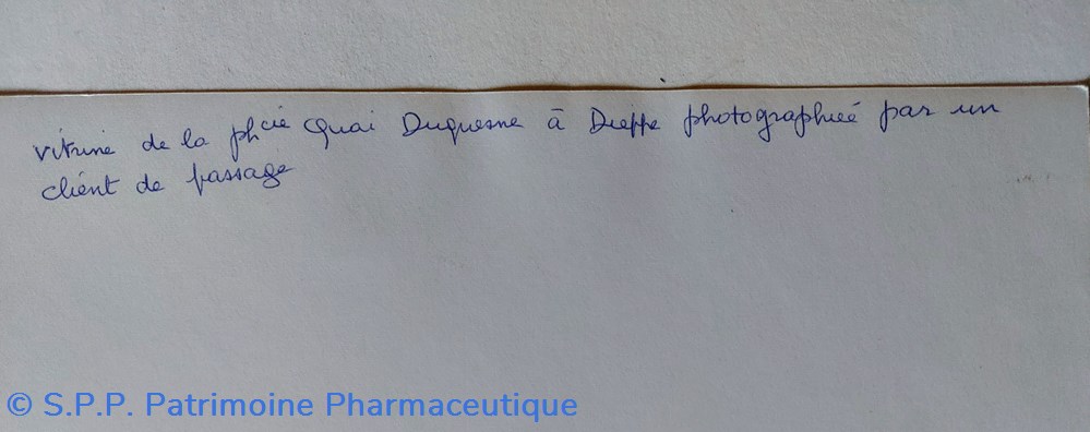 documents anciens photo une vitrine de pharmacie 1966