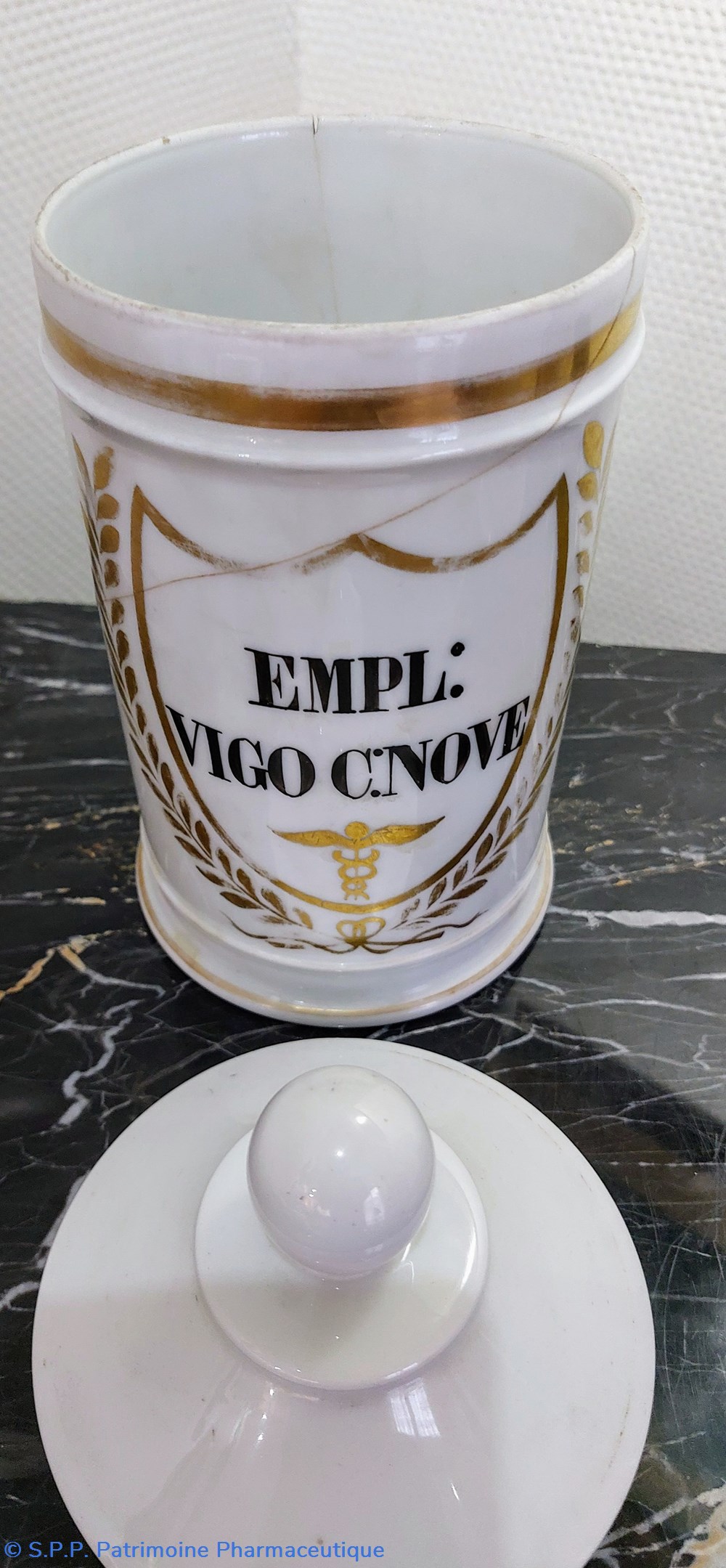 science pharmacie pot faience blanche empl vigo c nove