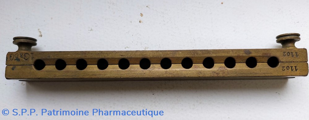 Moule en laiton 12 suppositoires petits logements science pharmacie moule en laiton 12 suppositoires petits logements