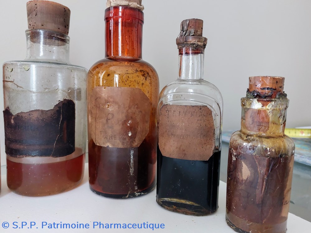 science lot de 7 flacons de pharmacie etiquettes illisibles