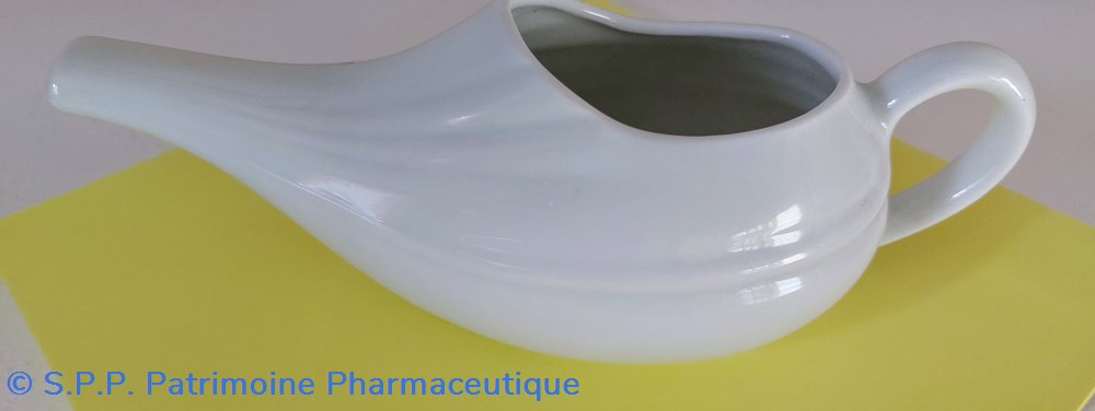 science pharmacie canard ou biberon de malade en porcelaine