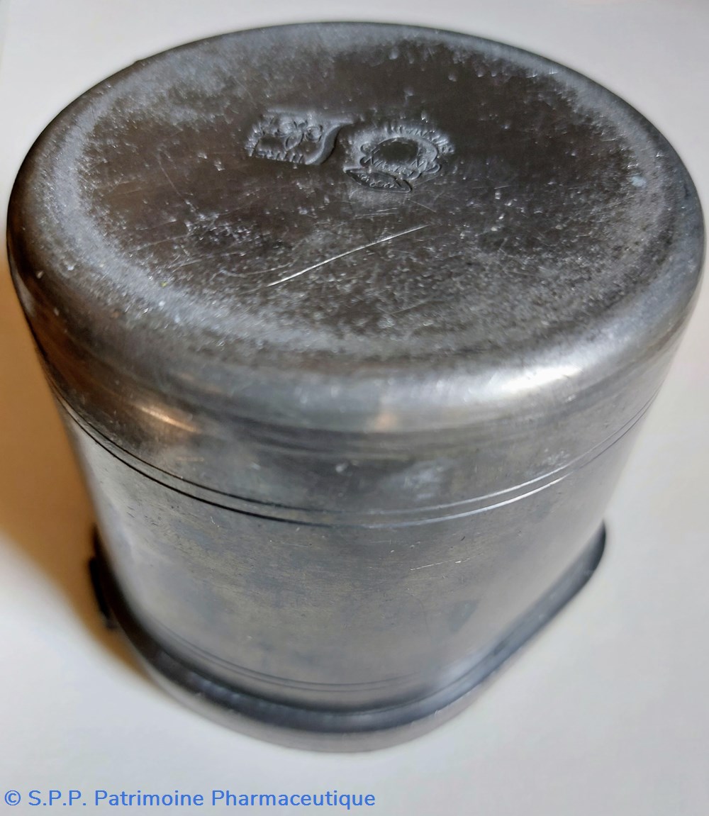 science pharmacie pot ou verseuse ou gobelet en etain