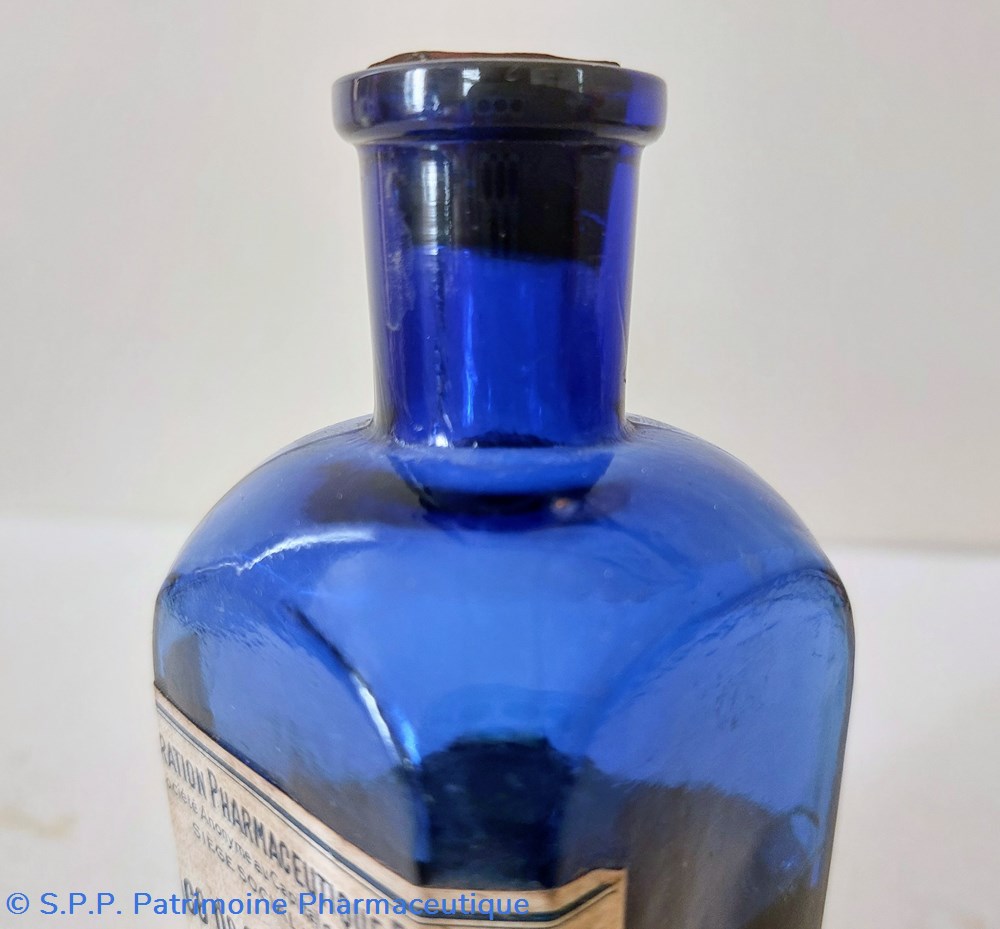 science pharmacie bleu bouteille base carree ess de cannelle